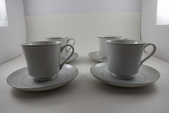Vintage Crown Victoria Lovelace Fine China Set of 4 Tea Cups and Saucers