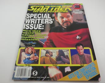 Può includere: Una copertina della rivista Star Trek: The Next Generation. La copertina presenta una foto di un uomo in uniforme rossa, con il titolo "Special Writers' Issue". Sotto ci sono tre foto più piccole. La rivista è della serie Official Magazine.