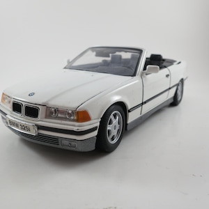 1:18 Scale Maisto Model 1993 BMW 325i Convertible White Over Black Very Good Condition Diecast