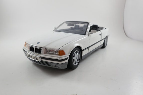 1:18 Scale Maisto Model 1993 BMW 325i Convertible White Over Black Very Good Condition Diecast