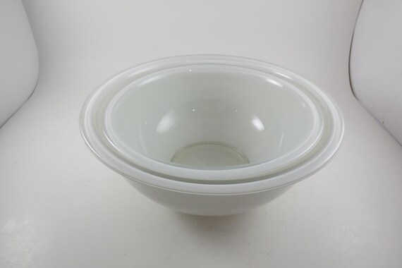 Vintage White Frosted Pyrex Mixing Bowls: 1.5L & 2.5L