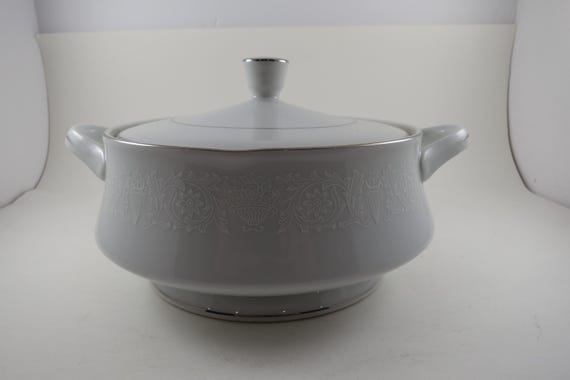 Vintage Crown Victoria Lovelace Fine China 2 Quart Round Covered Casserole