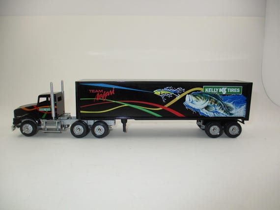 Vintage 1997 Winross Kelly Tires Team Safari 1:64 Scale Diecast Truck In Original Box Like New Condition 1 of Only 900 Made Collectors Ser