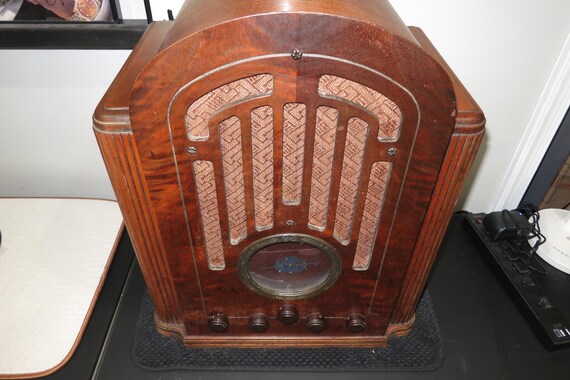 Vintage 1935 RCA Model 128 Shouldered Tombstone Radio Magic Brain Beautiful 6 Tube 3 Band Globe Trotter