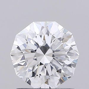 Puede incluir: Un diamante tallado en forma redonda con múltiples facetas, que refleja la luz. La gema incolora tiene un aspecto brillante. El diamante se presenta sobre un fondo neutro, resaltando su claridad y brillo.