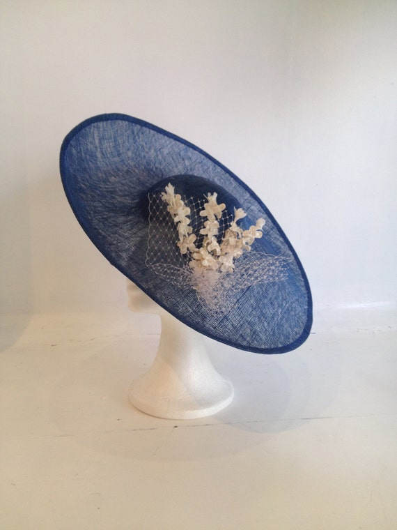 Pamela Azul Klein, Tocado boda, Sombrero Boda, Sombrero Eventos, Sombrero Azul, Tocado Flores, Tocado Azul, Pamela Azul y Blanco