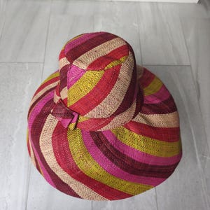Handgjord sommarhatt med vegetabiliskt färgämne, lätt, vikbar och handgjord hatt, hatt i naturlig raffia med justerbart foder