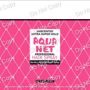 Può includere: Uno sfondo rosa e bianco a motivi con un'etichetta rettangolare bianca. L'etichetta recita "AQUA NET PROFESSIONAL HAIR SPRAY" in testo rosa e bianco. Il testo include anche "UNSCENTED EXTRA SUPER HOLD" e "the ALL-WEATHER hair spray". Il peso netto è di 567 grammi.