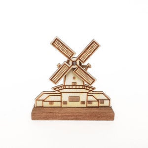 Hollandse houten windmolen met draaiende wieken, lasergesneden miniatuur. afbeelding 1