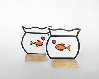 Reeks van 2 houten Fishbowls met goudvissen en harten. Beste Valentijnsdag cadeau ooit! Kan gepersonaliseerd worden met uw eigen tekst aan de achterzijde