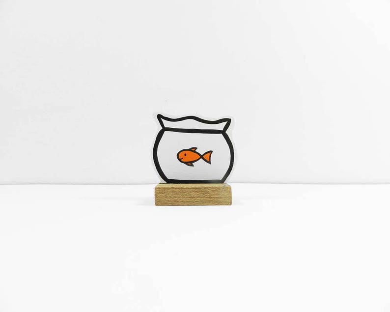 Houten Vissenkom met een goudvis maat XXS. Ideaal huisdier voor thuis of op kantoor. Geweldig cadeau afbeelding 1