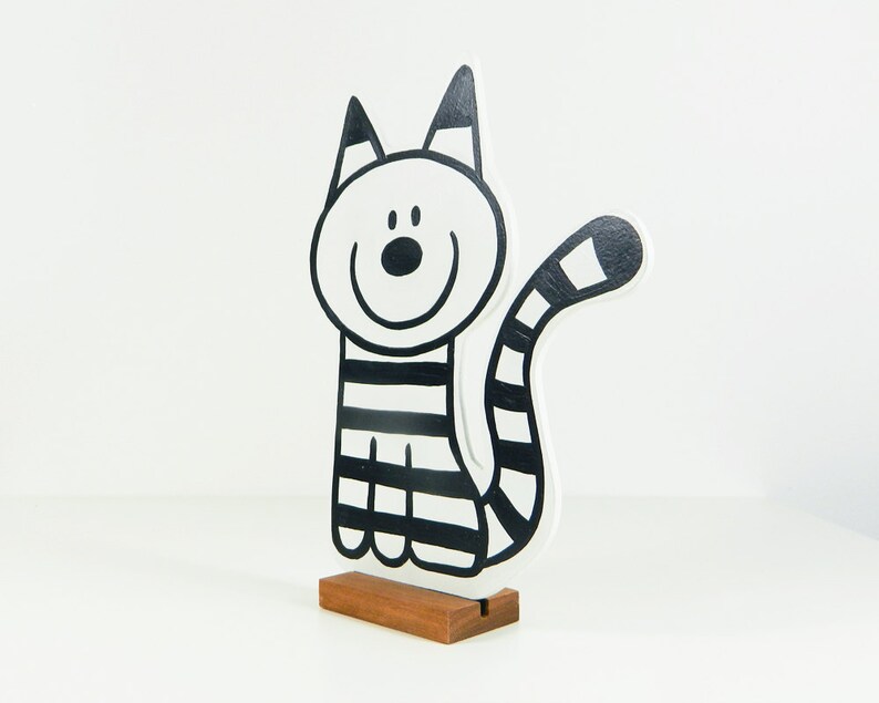 Wooden striped cat Jack. Easy pet. Jack has no fleas image 2