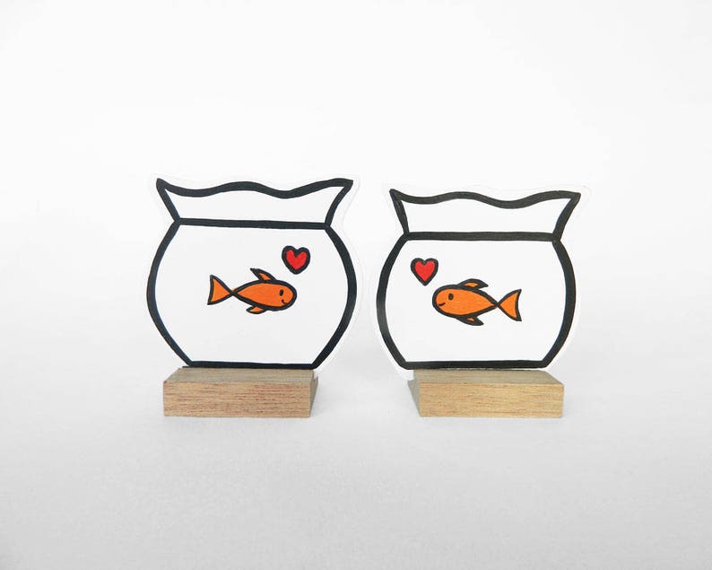 Reeks van 2 houten Fishbowls met goudvissen en harten. Beste Valentijnsdag cadeau ooit Kan gepersonaliseerd worden met uw eigen tekst aan de achterzijde afbeelding 2