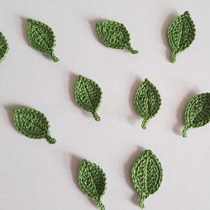 10 foglie verdi all'uncinetto a mano - circa 3 - 3,5 cm x 1,5 cm