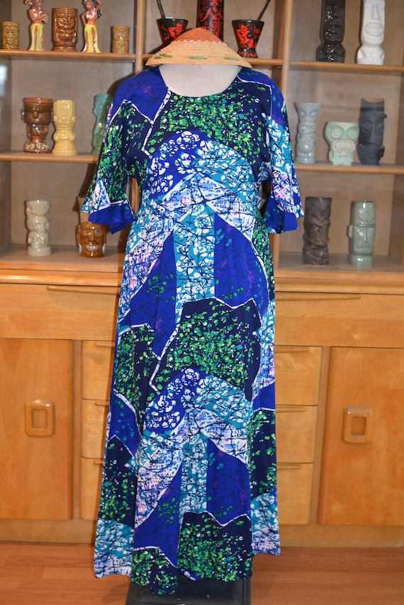 Vintage 60s 70s Vibrant Hawaiian Pake Muu style Dr