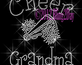Könnte beinhalten: Cheer Grandma Strass-Bügelbild. Das Design zeigt das Wort "Cheer" und einen Cheerleader-Pompon sowie das Wort "Grandma".