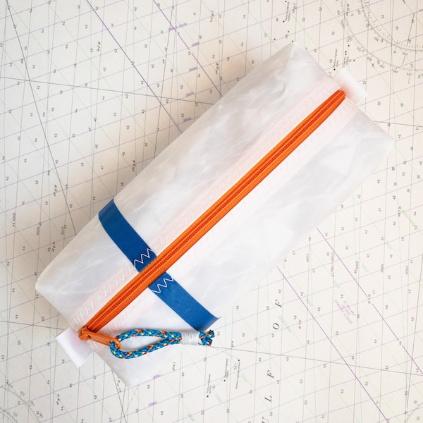 TOP 100 PREMIO DE DISEÑO DE ETSCH *****Neceser mediano de vela reciclada - azul y naranja