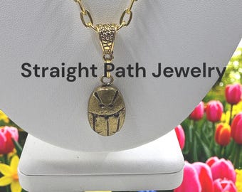Collar con colgante de escarabajo egipcio bañado en oro: joyería con símbolos antiguos