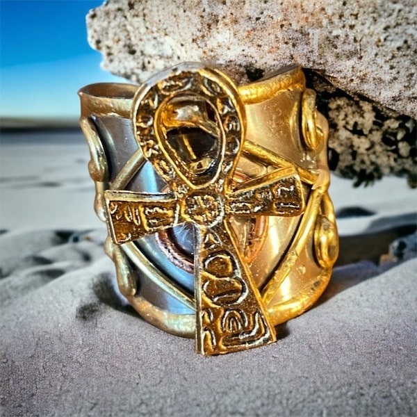 Anillo con el legendario símbolo Ankh: antiguo símbolo egipcio de la vida eterna.