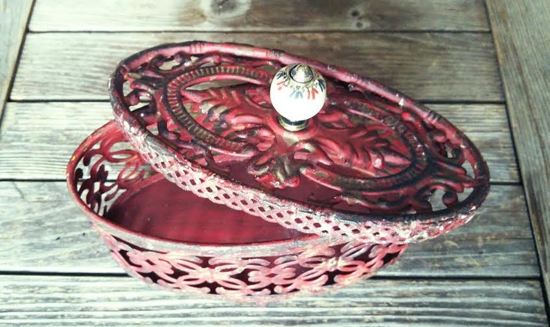 Ornamental See-Through Container Trinket Box Metal Red Box Ornate Shabby Chic Decor Oval Potpourri Basket with Lid Jewelry Box