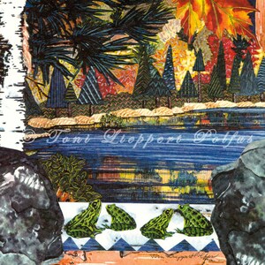 Puede incluir: Una pintura de acuarela que presenta un paisaje sereno con una masa de agua que refleja el cielo y los &aacute;rboles. La obra de arte incluye ranas verdes, hojas de oto&ntilde;o y la firma del artista.