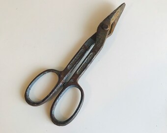 May include: Rusty metal snips with a blue-grey finish. The snips have two handles and a cutting blade. The handles are marked "32815 81/8" and "32815 81/8".