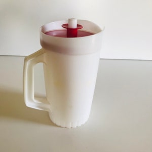 Brocca Tupperware bianca rossa vintage, brocca vintage, Tupperware anni '80, cucina anni '80, brocca nostalgica, coperchio rosso