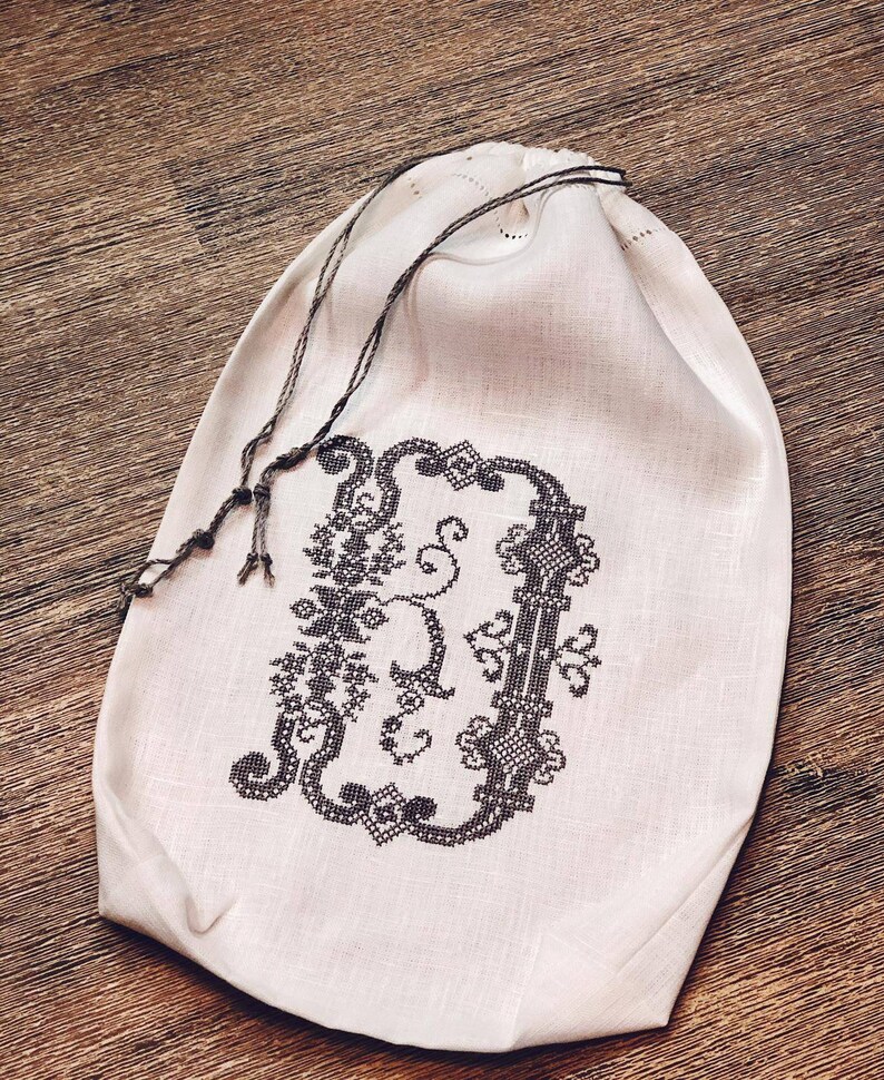 Travellers lingerie bag, Custom Initial embroidered linen lingerie bag, White linen Laundry bag, Personalized lingerie bag image 3