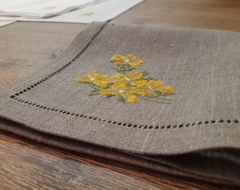 Linen napkins with floral embroidery, hemstiched floral napkins, set of 4 napkins made by SANPO