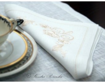 Servilleta de lino con bordado floral: servilleta blanquecina con vainica