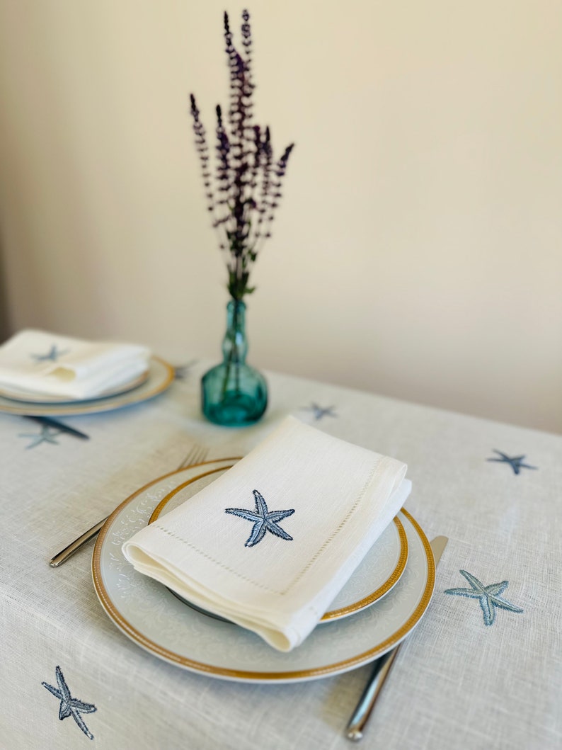 Servilletas de lino con bordado de estrellas de mar en azul imagen 6