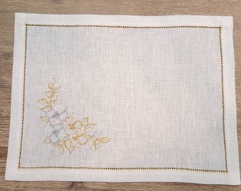 Linen napkin with floral embroidery, White linen napkins, Linen tabletop napkins
