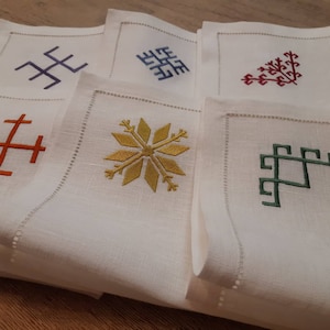 Set mit 6 Leinen Servietten mit lettischer Symbol Stickerei • Hohlsaum • Öko-Maximalistische Tischwäsche