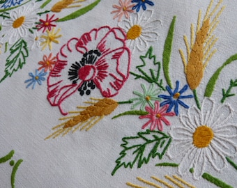 Fantastic 100% handmade tablecloth 500 hours Size: 55zoll x 92.5zoll " Hand-embroidered field flowers floral pattern " Vintage condition "