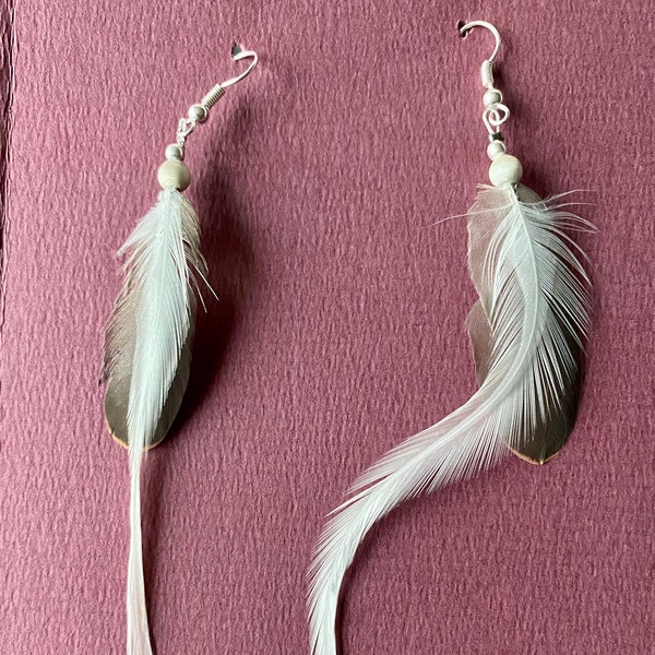 Boucles d’oreilles plumes naturelles et pierres semi-précieuses