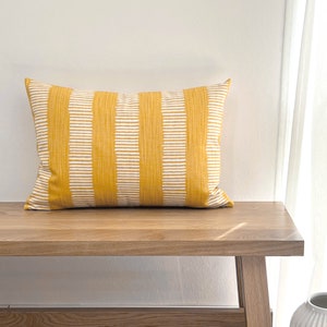 1 housse de coussin DASHE jaune doré rayures blanches rayé vagues scandinaves maison de campagne terrasse housse de coussin coussin canapé coussin décoratif image 2