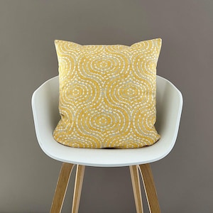 Gelber Kissenbezug DENVER goldgelb hellgrau Batikdruck Kissen gemustert Landhausstil skandinavisch Balkon Terrasse Sofakissen Dekokissen