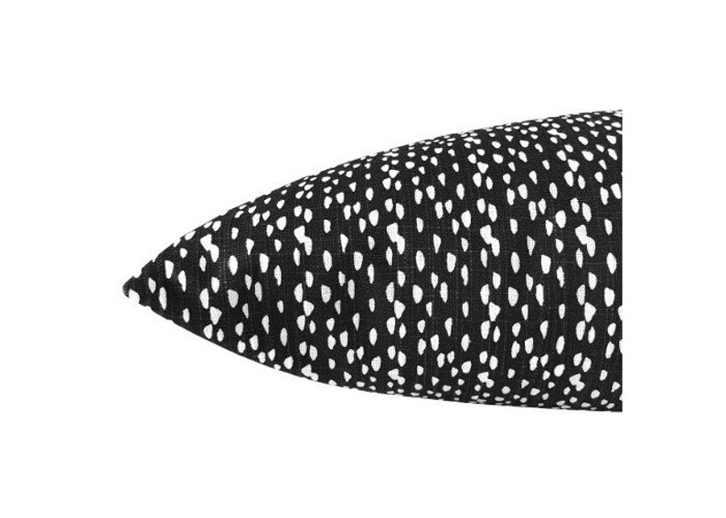 1 Kissenbezug RIVERBED schwarz weiß 40x60 grafisch Kissen Kissenhülle minimalistisch anthrazit Punkte skandinavisch Kissenhülle Sofakissen Bild 3
