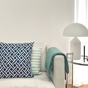 Puede incluir: Un juego de tres tazas de cer&aacute;mica con un acabado moteado y mate. Las tazas son de color crema, marr&oacute;n claro y marr&oacute;n oscuro. Cada taza tiene un dise&ntilde;o simple y minimalista.