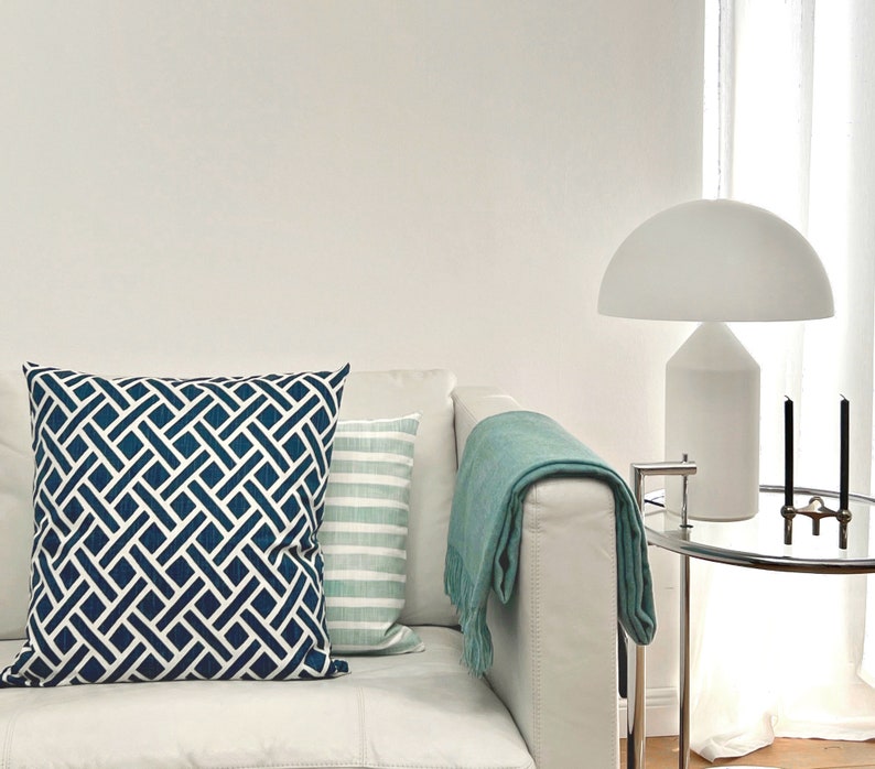 Puede incluir: Un juego de tres tazas de cer&aacute;mica con un acabado moteado y mate. Las tazas son de color crema, marr&oacute;n claro y marr&oacute;n oscuro. Cada taza tiene un dise&ntilde;o simple y minimalista.