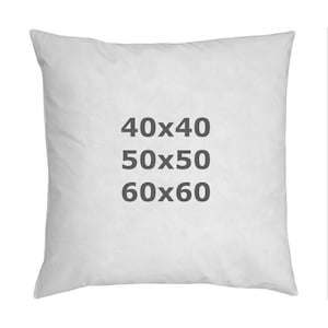 Könnte beinhalten: Ein quadratisches weißes Kissen mit dunkelgrauem Text in der Mitte, der die verfügbaren Maße 40x40, 50x50 und 60x60 angibt. Das Kissen hat einen schlichten, einfarbigen weißen Stoffbezug mit sichtbaren Nähten an den Rändern.