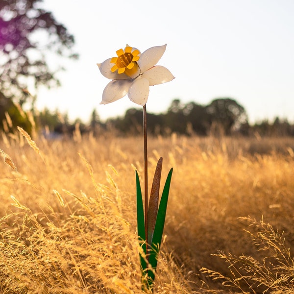 Daffodil Stake | Rusted Metal Yard Art | Garden Gifts | Metal Garden Art | Garden Bed Decor | Bird Art | Garden Decor | Garden Stake