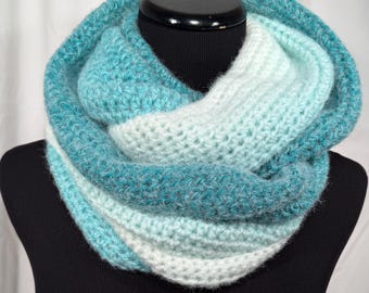 Écharpe au crochet bleu sarcelle ombrée floue