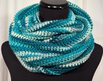 Écharpe infinity au crochet à rayures bleu sarcelle