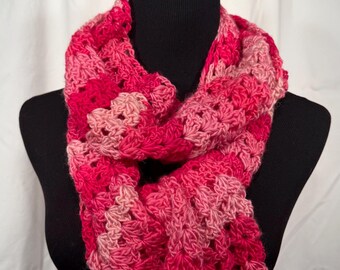 Écharpe au crochet rose à rayures scintillantes