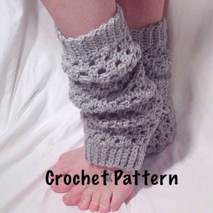 Puede incluir: Calentadores de piernas de crochet grises con un patrón de encaje. Los calentadores de piernas están doblados hacia abajo para mostrar el patrón. El texto Crochet Pattern es visible en la parte inferior de la imagen.