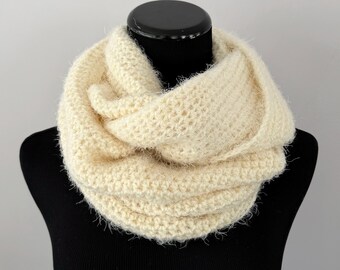 Écharpe au crochet crème floue infini