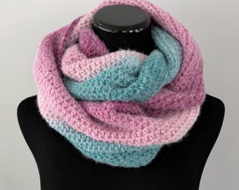 Écharpe au crochet bleu sarcelle et violet ombré floue