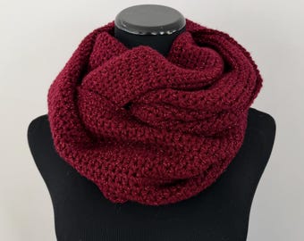 Écharpe infinité en crochet métallique rouge foncé
