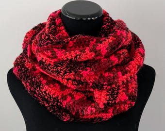 Écharpe infinity au crochet à rayures roses et rouges
